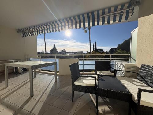 Appartement lumineux, parking, proches des criques