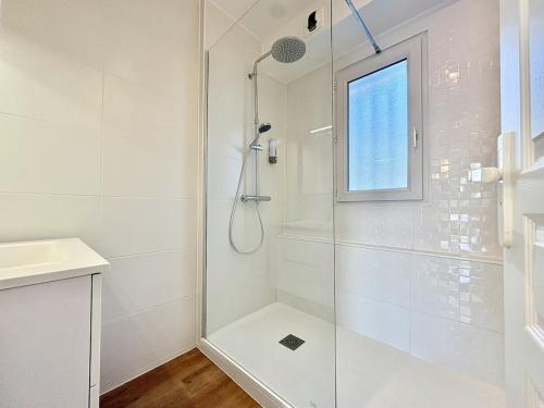 Appartement lumineux, parking, proches des criques