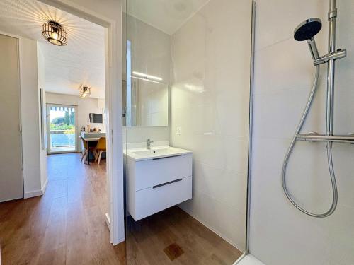 Appartement lumineux, parking, proches des criques