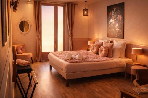 a bedroom with a large bed in a room at Hôtel Bien-Être Aux Cyprès de Marquay-Calme et élégance-Laissez-vous porter par une ambiance chaleureuse où chaque instant compte-Découvrez un havre de paix où nature et confort se marient pour vous offrir une expérience unique- Réservez dès aujourd'hui ! in Marquay