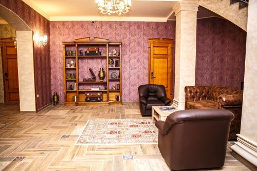 斯摩棱斯克的住宿－Barin Hotel，客厅配有两张沙发和一张桌子