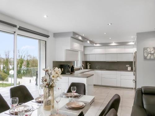 a kitchen and dining room with a table and chairs at Grande villa T6 avec piscine à 30 min de Disneyland Paris in Coulommiers