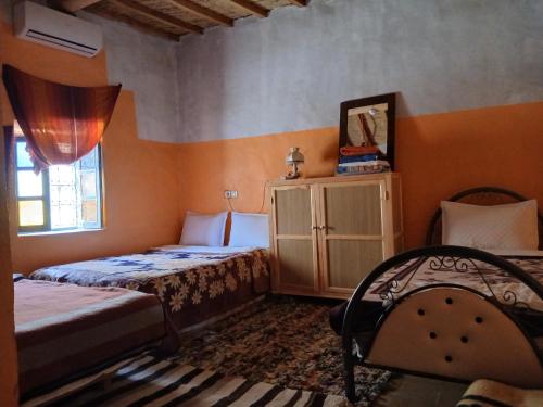 a bedroom with two beds and a window at Luna del fuego in Ifri