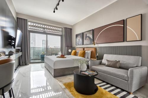 Frank Porter - Mag 318, Business Bay