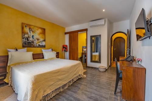 a hotel room with a bed and a desk at Hotel Le Djoloff in Dakar
