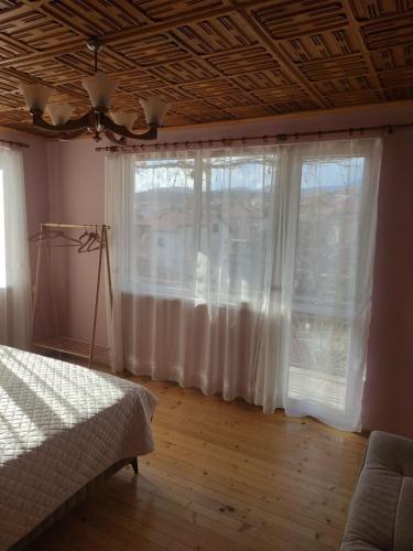 a bedroom with a bed and a window at Апартамент за гости Вамсон in Velingrad