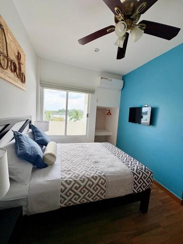 ein Schlafzimmer mit einem Bett und einem Deckenventilator in der Unterkunft Jato Hotel Boutique in Tuxpan de Rodríguez Cano