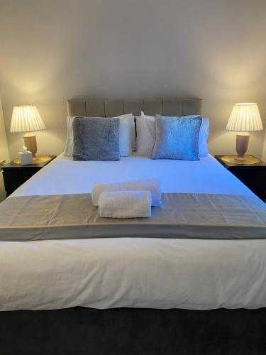 a large bed with two pillows on top of it at Starlight Cottage Peaceful Spiritual Room near Glastonbury Tor & Chalice Well in Glastonbury