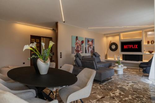 Elegant Suite a Stylish 3BR in Glyfada Center