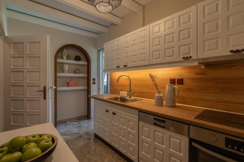 Elegant Suite a Stylish 3BR in Glyfada Center