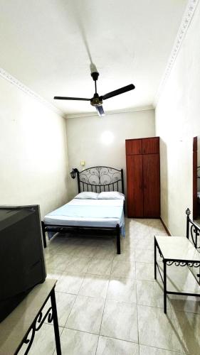 a bedroom with a bed and a ceiling fan at Hotel Terraza Girardot in Girardot