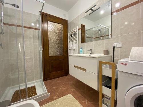 a bathroom with a shower and a sink at Casa Elisa in Onore
