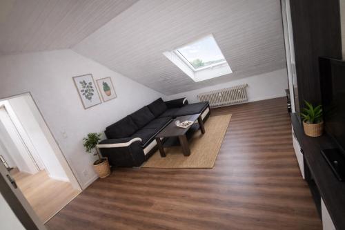 a living room with a black couch and a table at Appartment Okarben in Karben