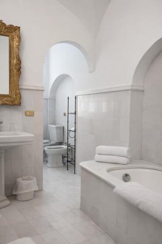 ein weißes Badezimmer mit Badewanne und Toilette in der Unterkunft White Suite Capri in Capri
