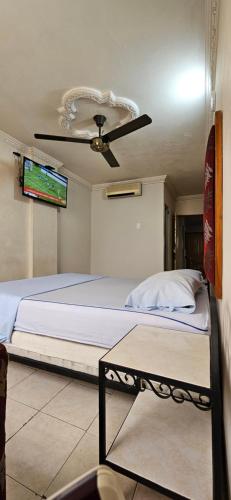 a bedroom with a bed with a ceiling fan at Hotel Terraza Girardot in Girardot