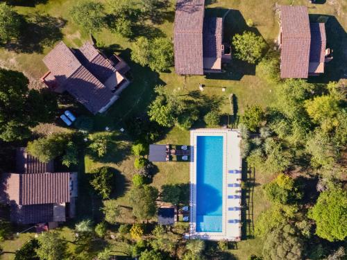 an overhead view of a yard with a pool at Sombra de Liebre Casas de Campo en Villa General Belgrano in Villa General Belgrano