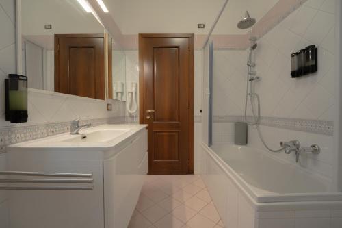 a bathroom with a sink and a tub and a shower at Appartamento indipendente in villa a Casalpusterlengo in Casalpusterlengo