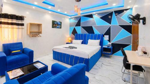 a bedroom with a blue bed and blue chairs at Résidence Senghor - THIÈS in Thiès