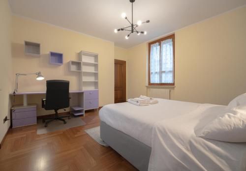 a bedroom with a bed and a desk and a computer at Appartamento indipendente in villa a Casalpusterlengo in Casalpusterlengo