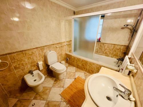 a bathroom with a toilet and a sink at 2 bed appartment, close to the beach in Albufeira
