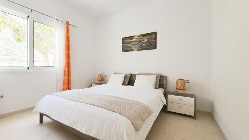 Grand Villa Blue Horizon in Los Cristianos, Ocean-Facing, Private Garden and Parking, 5 BR