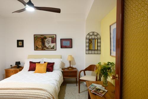 a bedroom with a bed and a desk with a chair at AstArte Guesthouse in Castillo de Locubín