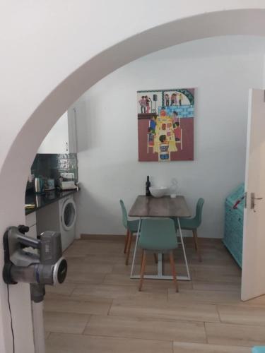 a kitchen and dining room with a table and chairs at Studio Casa Tropicana in Paul do Mar