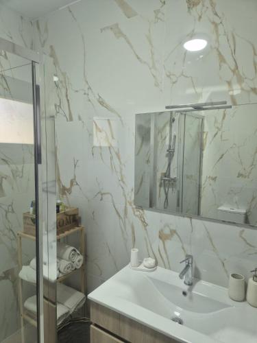 a bathroom with a sink and a mirror at Casa Calçada in Asnela