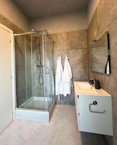 a bathroom with a shower and a sink at Appartamento Sole in Tessera