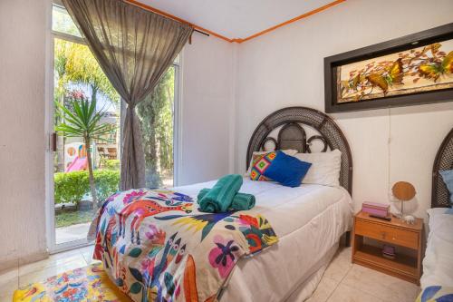 a bedroom with a bed and a window at Casa divertida para grupos Plan prémium sin romper la quincena in Tequisquiapan