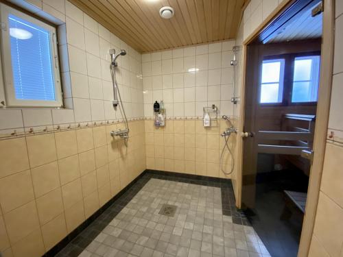 a bathroom with a shower and a sink at VILLENKUJA 1 (3 mh ) in Tahkovuori