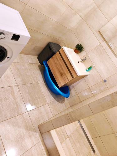 an overhead view of a table and a washing machine at Nagyerdő - Simonyi út in Debrecen