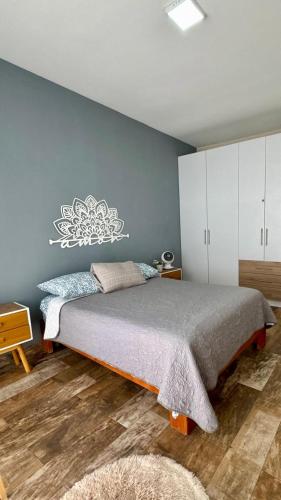 a bedroom with a bed and a blue wall at Departamento completo y equipado con 2 habitaciones in León