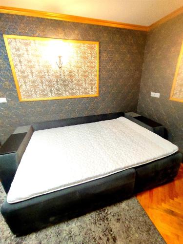 a bed in a room with a mattressvisor at Центр 2-поверх кондиціонер біля озера балкон The best in Ivano-Frankivsk
