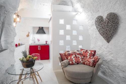een woonkamer met een stoel en een glazen tafel bij Cuevas de las Bardenas in Valtierra