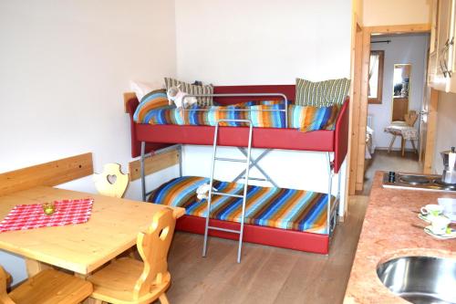 מיטה או מיטות קומותיים בחדר ב-Camping Al Lago Ledro