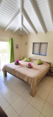 a bedroom with a large bed in a room at CAS IGUANA - Curacao - Villapark Fontein - Ferienhaus mit Pool in Fontein
