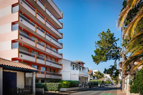 Appartement entièrement rénové avec vue sur le bassin et villa St Yves - Parking privé