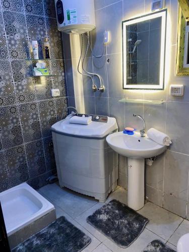 a bathroom with a sink and a toilet at سكن فندقى باكتوبر in Al Kawāmil Qiblī
