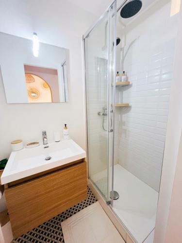 Studio rénové climatisé tout confort - Lit Queen size - emplacement idéal près des plages