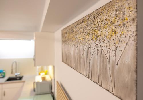a painting on a wall in a kitchen at Ruhig Top mod Studio Appartement,privater Eingang in Oberhaching