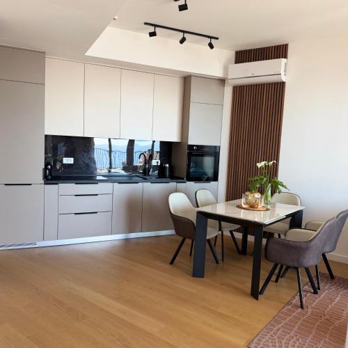 Una cocina o cocineta en Sunshine Appartement Budva
