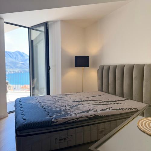 Katil atau katil-katil dalam bilik di Sunshine Appartement Budva