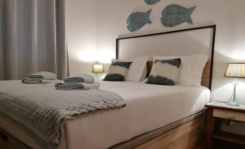 a bedroom with a large bed with white sheets and pillows at Apartamento Mar Azul-Ocean View in Lagos