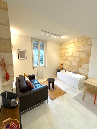 Studio ultra centre libourne - jacuzzi & vidéoprojecteur