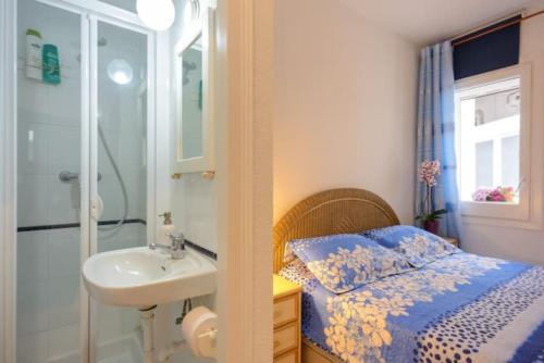 a bathroom with a bed and a sink and a shower at CapSaSalBegur137 Piscina del Mar, Vista al Patio in Begur
