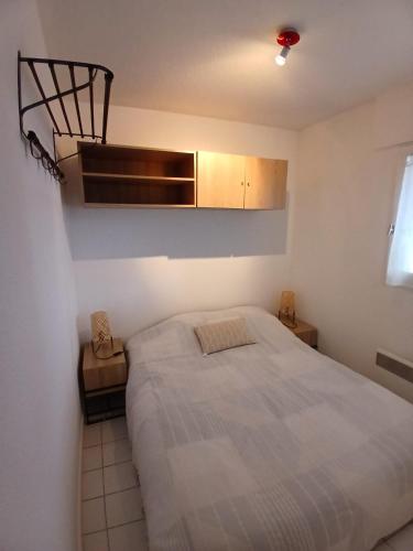 a bedroom with a large bed and a microwave at Pointe Saint-Jacques - L'entre deux vagues in Sarzeau
