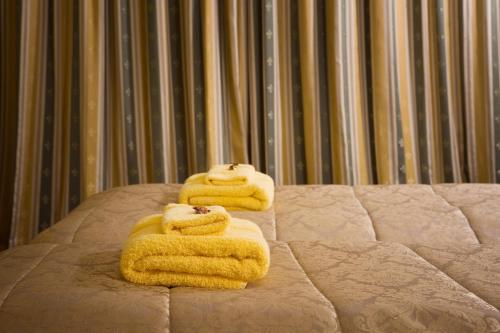 duas toalhas sentadas em cima de um sofá em Posti Hostel em Kärdla