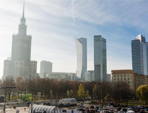 - une vue sur les toits de la ville avec de grands bâtiments dans l'établissement Marszałkowska Apartament 138, à Varsovie