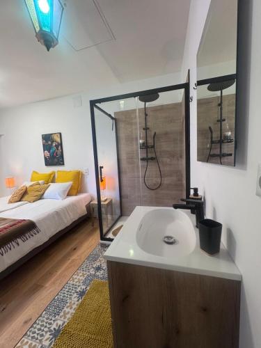 un bagno con lavandino e letto in una stanza di Johlie a Oeyregave
